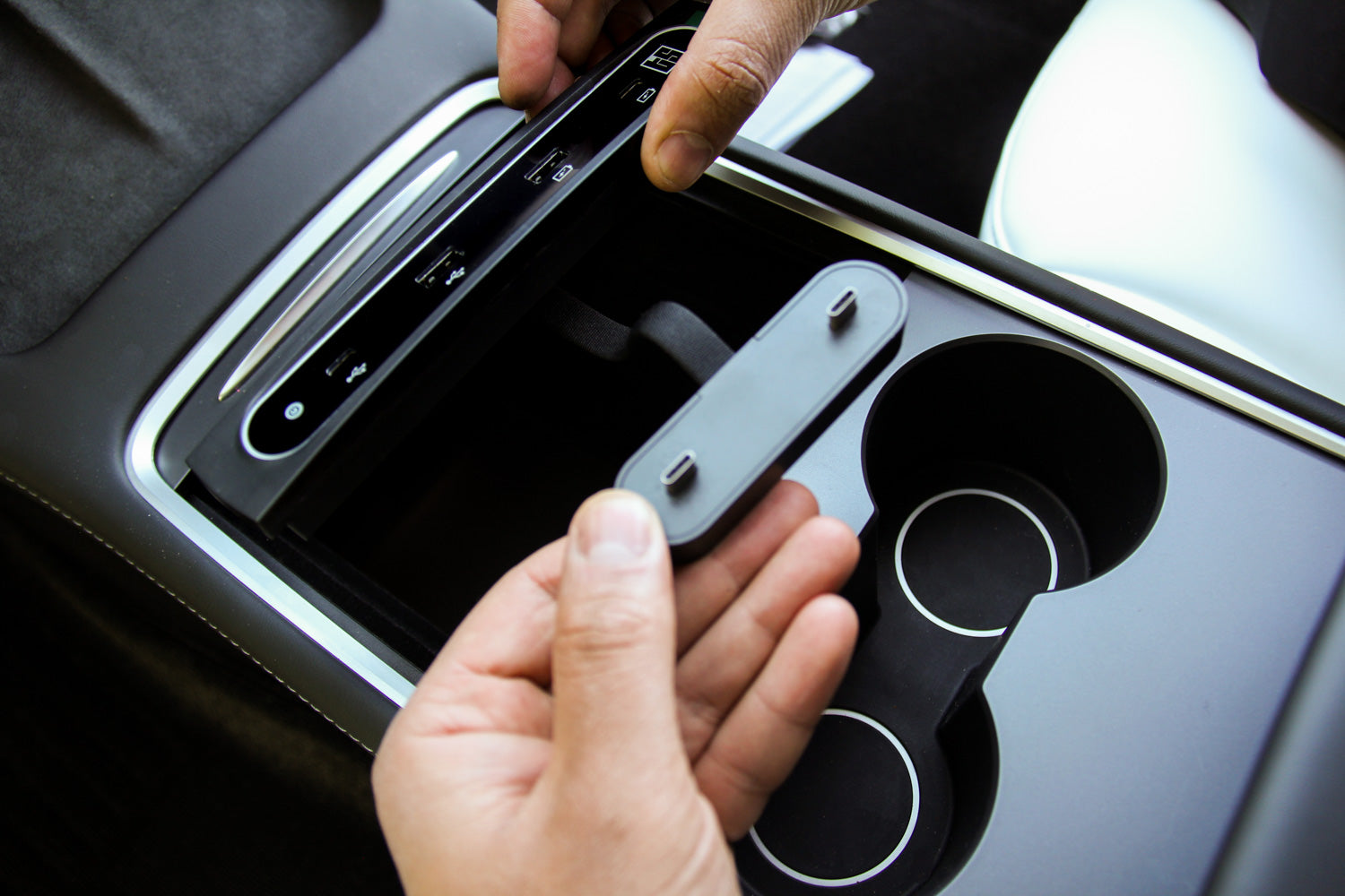 Model Y USB Inline Bar