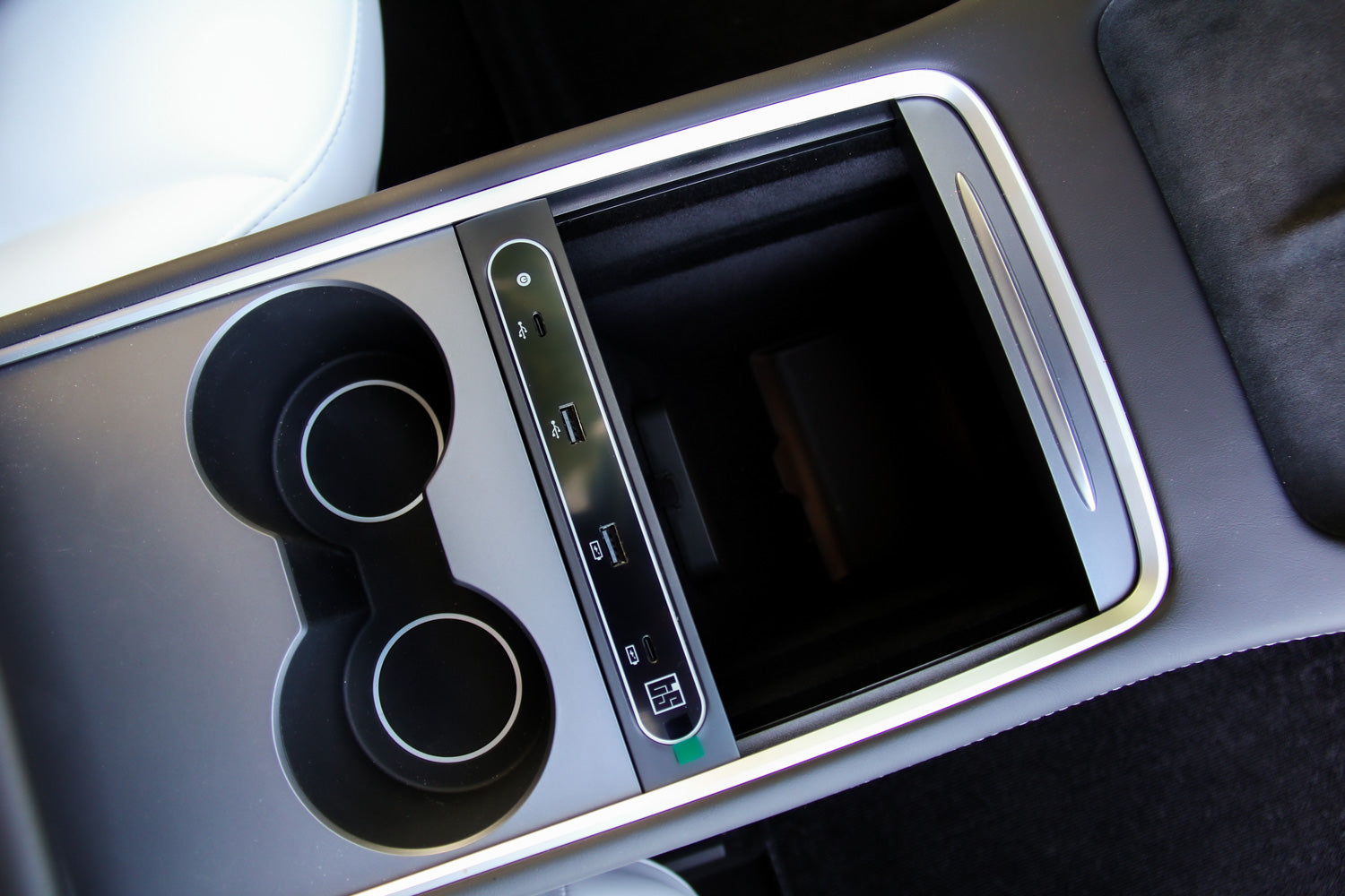 Model Y USB Inline Bar