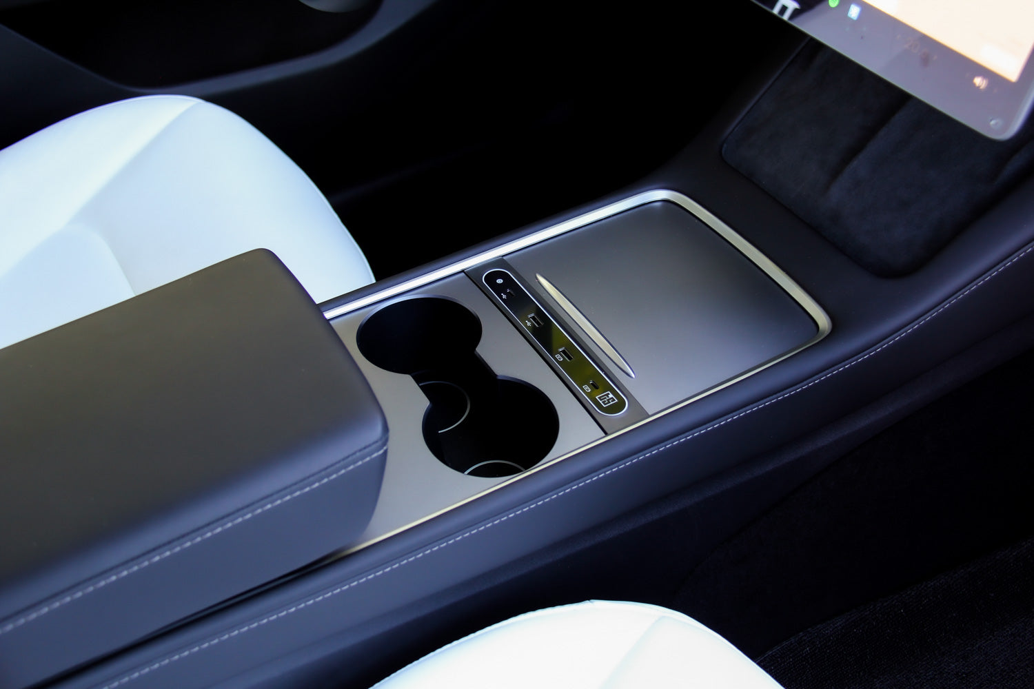 Model Y USB Inline Bar