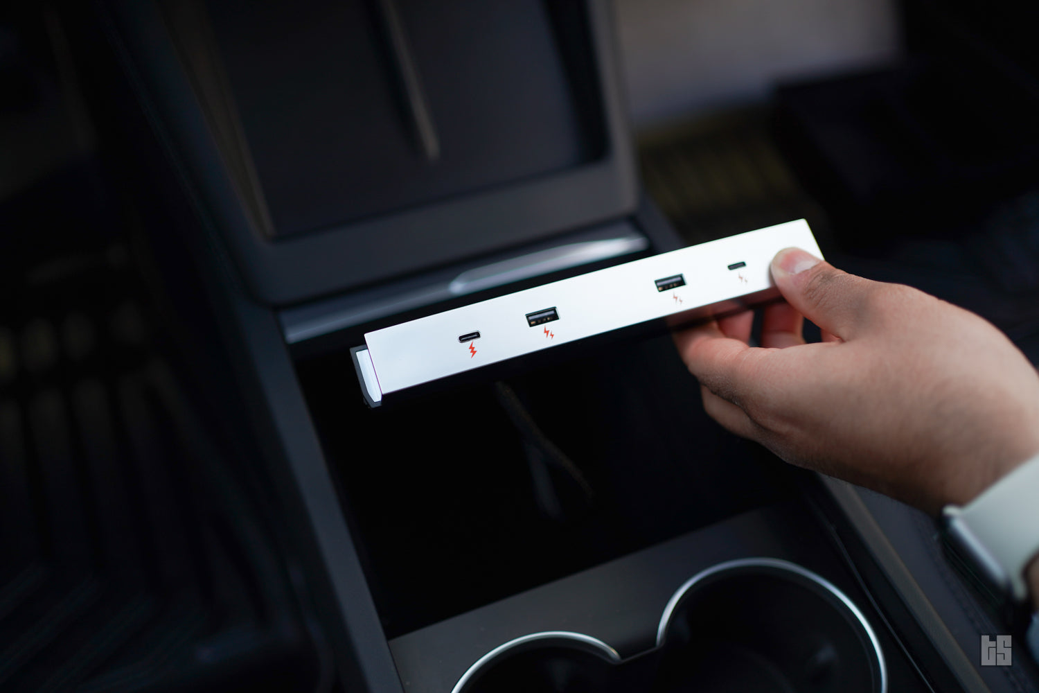 Model Y USB Inline Bar (2025+)