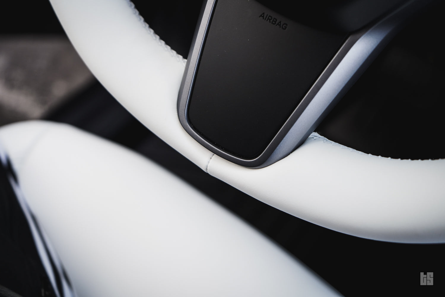 Model Y Steering Wheel Cover – Hand Stitch – Dove White