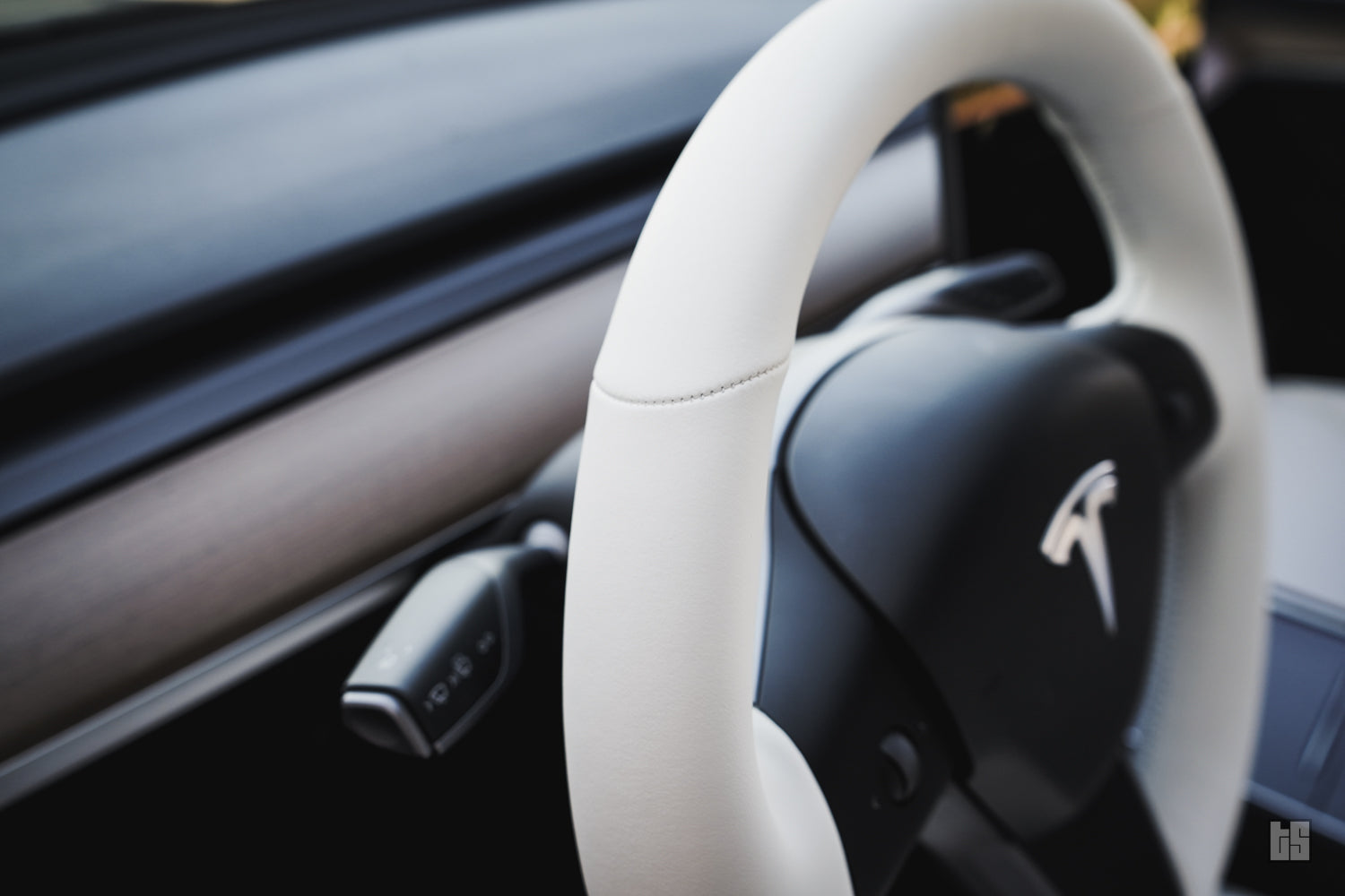 Model Y Steering Wheel Cover – Hand Stitch – Dove White