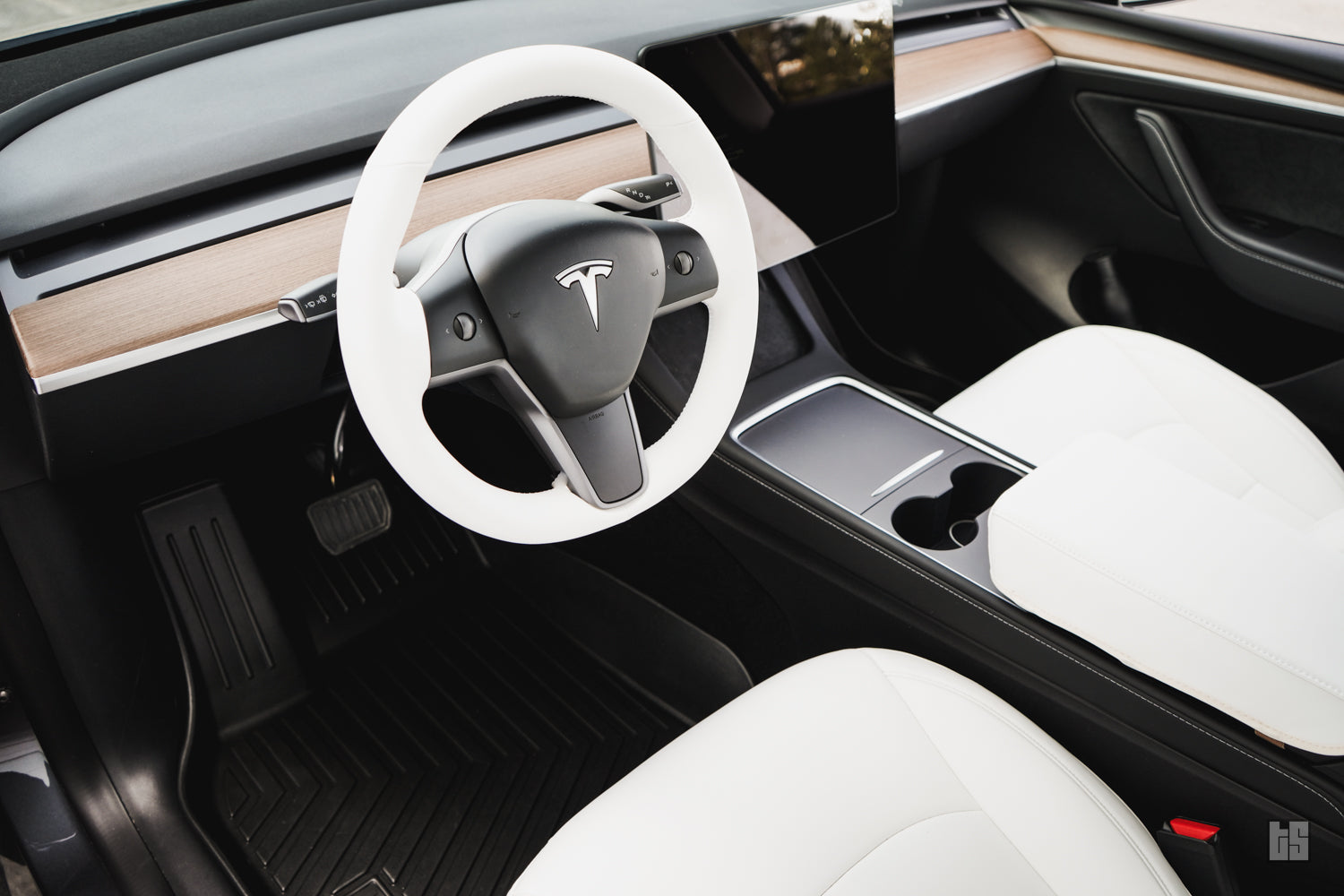 Model Y Steering Wheel Cover – Hand Stitch – Dove White