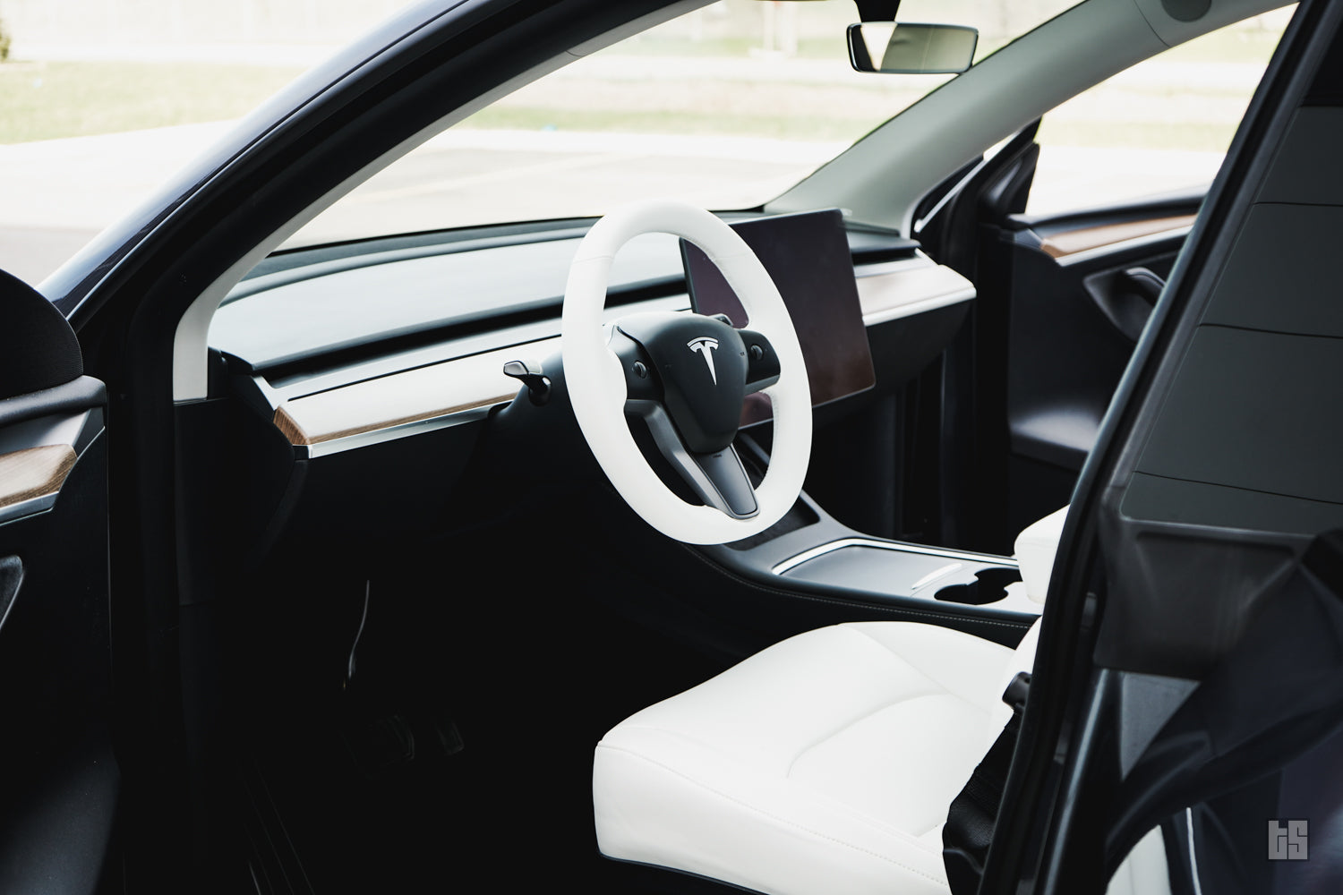 Model Y Steering Wheel Cover – Hand Stitch – Dove White