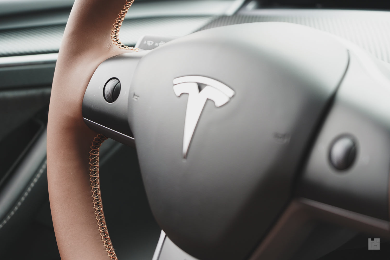 Model Y Steering Wheel Cover – Hand Stitch – Saddle Tan