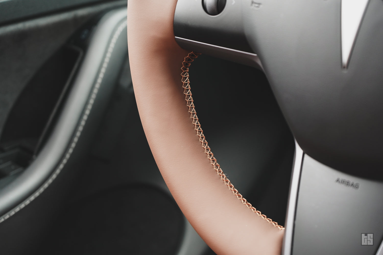 Model Y Steering Wheel Cover – Hand Stitch – Saddle Tan