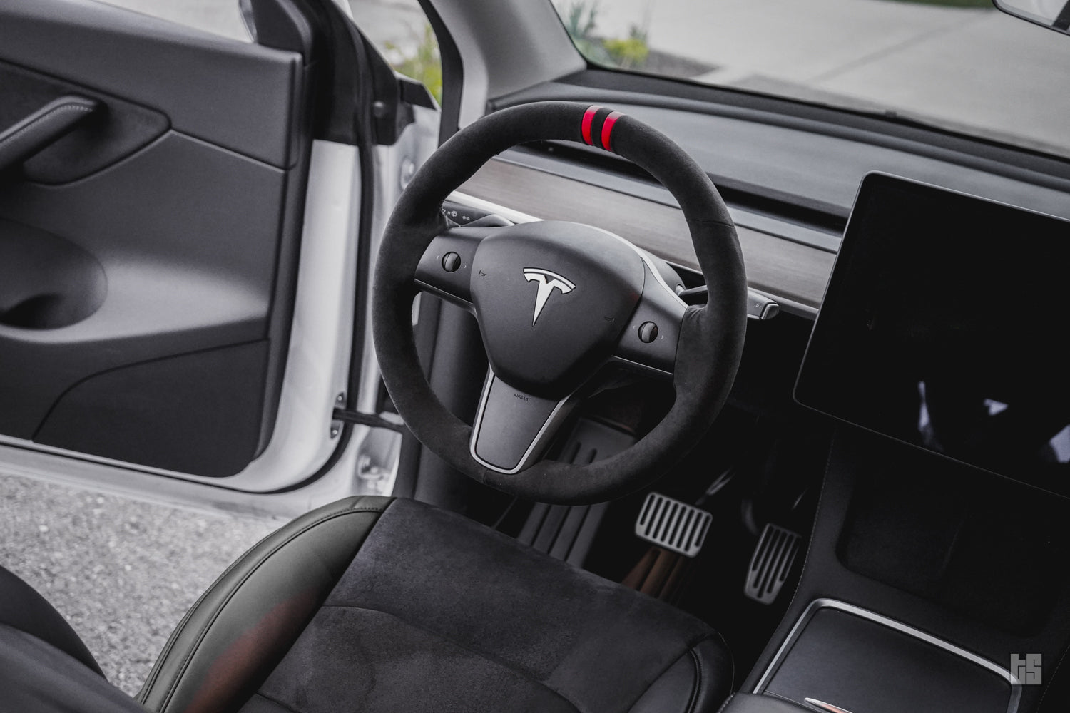Model Y Steering Wheel Cover – Hand Stitch – Black Suede